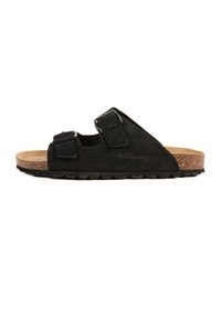 Sandale en suédine noire avec deux brides réglables et un footbed en liège, dotée d'une semelle en caoutchouc pour traction et durabilité.