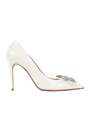 Escarpin à talon haut en cuir verni blanc avec bout pointu et ornement papillon en cristal à l'avant.