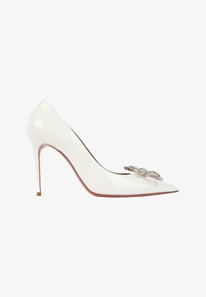 Escarpin à talon haut en cuir verni blanc avec bout pointu et ornement papillon en cristal à l'avant.