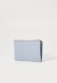Hellblauer Lederkartenhalter mit strukturiertem Oberflächenfinish, fünf Kartenfächern und einem Reissverschlussfach oben für Münzen oder Bargeld.