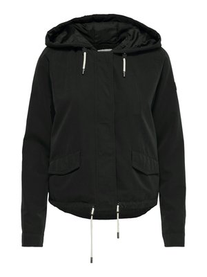 Veste noire à capuche avec fermeture éclair sur le devant, deux poches à rabat et cordons blancs à la capuche et à l'ourlet, présentée sur fond blanc.