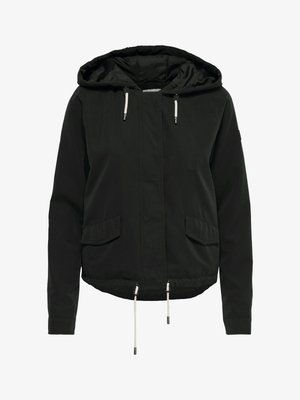 Veste noire à capuche avec fermeture éclair sur le devant, deux poches à rabat et cordons blancs à la capuche et à l'ourlet, présentée sur fond blanc.