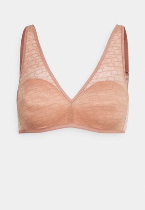 Gekantelde roze bh met een driehoekige vorm, transparante overlay en een textuurpatroon. Heeft zachte, brede bandjes en een naadloos ontwerp.