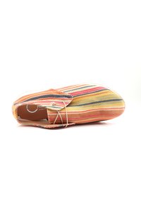 Scarpa slip-on in tessuto con strisce multicolori in rosso, giallo e blu. Punta arrotondata, hardware minimale e una morbida fodera interna.