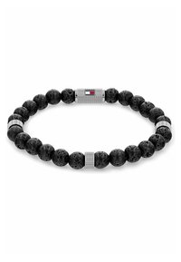 Zwarte lavasteen armband met zilveren accenten en een rechthoekig embleem met rode, witte en blauwe strepen. Ronde kralen zorgen voor een textuureffect.