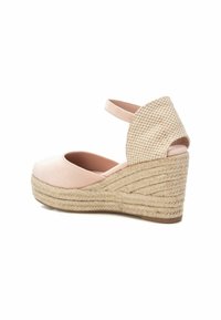Espadrille de cuña de ante rosa con un tacón de yute trenzado. Presenta una correa en el tobillo en la parte trasera y un talón abierto con un acento de tela a cuadros.