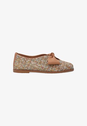 Textured woven ballet flats in beige and multicolor, with a brown leather trim and a decorative bow on the front. Flexible rubber sole.