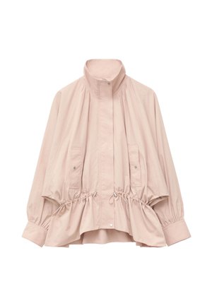 Veste ample rose clair avec col montant, taille à cordon élastique, poches avant à rabats boutonnés et manches longues froncées avec poignets.
