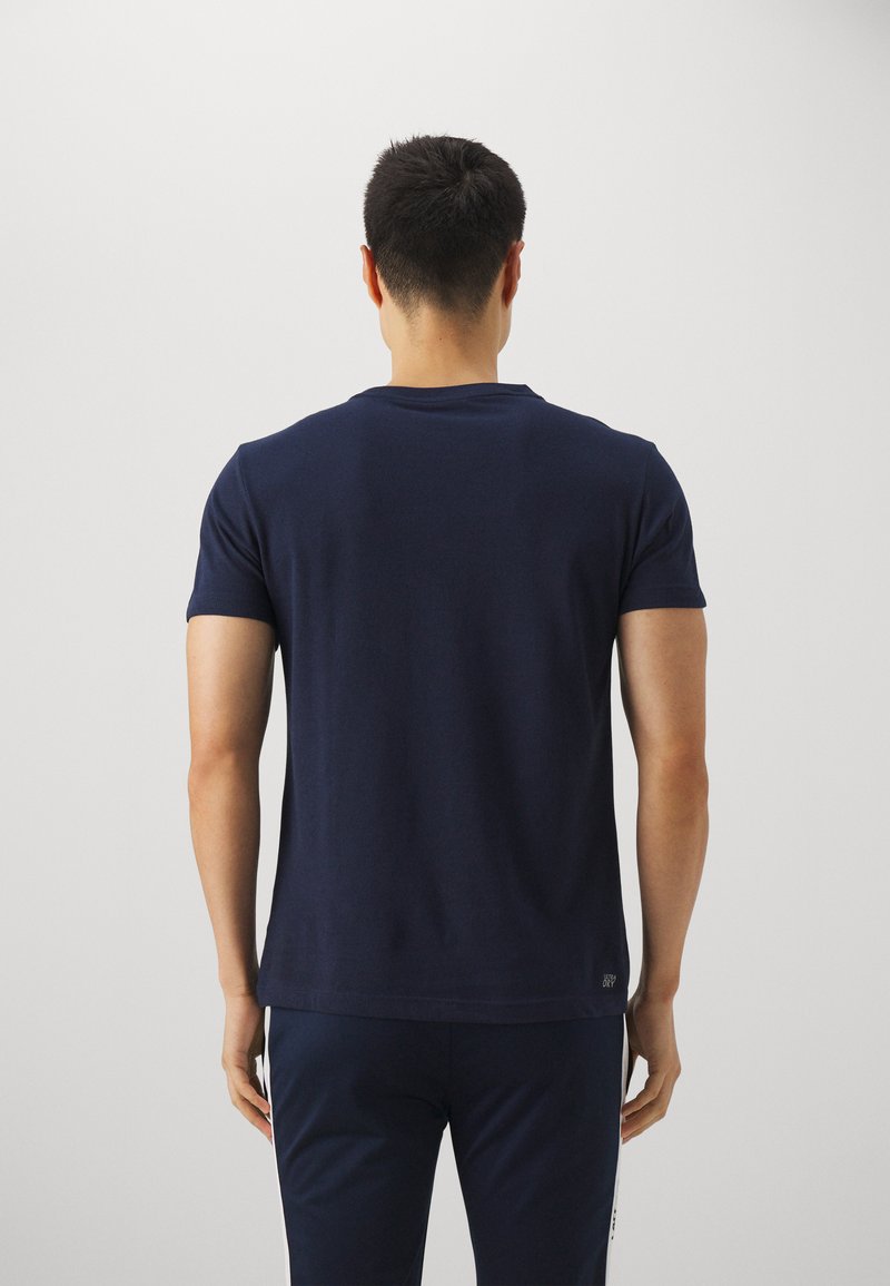 T-shirt blu navy a maniche corte realizzato in cotone, presenta un colletto rotondo e una vestibilità regolare; texture liscia senza motivi visibili.
