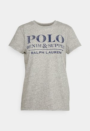 Szara bawełniana koszulka z krótkim rękawem, z niebieskim nadrukiem graficznym: "POLO DENIM & SUPPLY RALPH LAUREN" na przodzie.