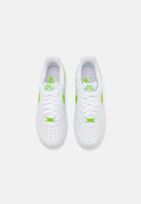 Vita lädersneakers med neongröna detaljer, med perforerat tårum, platta snören och logotyper på tungan och sidorna.