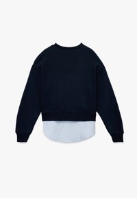 Sudadera de un oscuro azul marino con un dobladillo de canalé y una capa inferior a rayas en tonos azul claro y blanco. Cuenta con mangas largas y un cuello redondo.