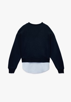 Donkerblauwe sweatshirt met een geribbelde zoom en een contrasterende lichtblauwe en witte gestreepte onderlaag. Heeft lange mouwen en een ronde hals.