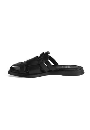 Chausson noir avec des lanières tissées, un design ouvert sur le devant et une semelle plate. Fabriqué à partir d'un matériau texturé avec une finition élégante.