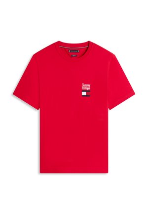 Rød T-shirt med korte ærmer og rund halsudskæring med lille hvid "Tommy Hilfiger" tekst og et rødt, hvidt og blåt logo på venstre bryst.