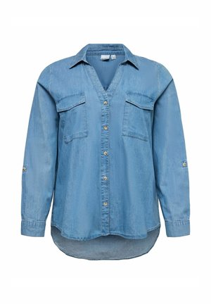 Chemise en denim bleu clair à manches longues avec boutons devant, deux poches poitrine à rabat, col et ourlet légèrement incurvé plus long à l’arrière.