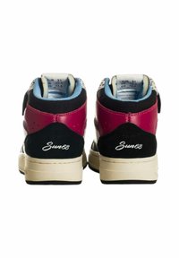 Sneaker a medio collo in un mix di pelle bordeaux e nera con suola in gomma crema. Logo del marchio "Sun68" sul tallone e rivestimento blu.