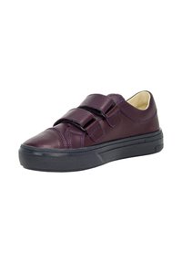 Lila Leder-Sneaker mit zwei Klettverschlüssen, abgerundeter Zehenpartie und einer dicken schwarzen Gummisohle mit strukturiertem Muster. Glatte Oberfläche und minimale Nähte.