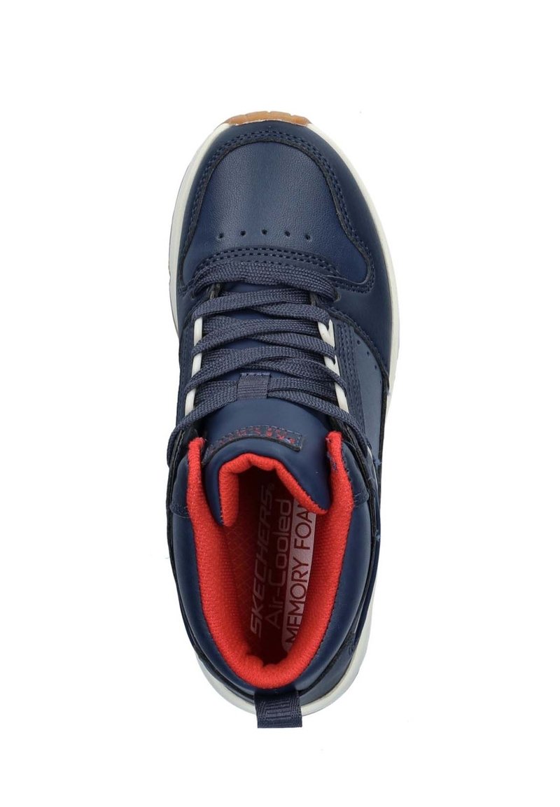 Sneaker alta blu navy in pelle sintetica, con dettagli bianchi, lacci testurizzati e un colletto imbottito rosso. Suola in gomma visibile.