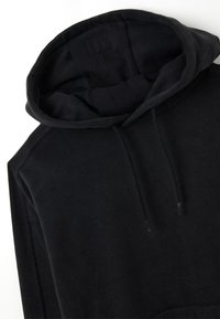 Felpa nera in pile con cappuccio regolabile, polsini a coste e tasca a marsupio. Texture liscia e design dalla vestibilità morbida.