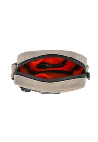 Sacchetto in tessuto beige con zip nera, dotato di una fodera interna arancione e un logo. La borsa ha una forma rettangolare e bordi piatti.