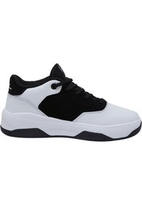 Bílé a černé sneakersy s texturovaným svrškem, polstrovaným límcem, plochými tkaničkami a gumovou podrážkou. Boční panel má kontrastní černý design.