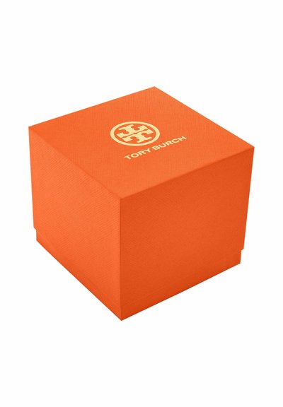 Oranges quadratisches Kästchen mit strukturierter Oberfläche, goldenem Tory Burch-Logo und Schriftzug oben, isoliert auf weißem Hintergrund.