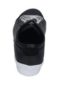 Schwarze Leder-Sneaker mit weißer Gummisohle, ausgestattet mit weißen Schnürsenkeln und einem gepolsterten Kragen. Das Design ist minimalistisch und hat keine sichtbaren Muster.