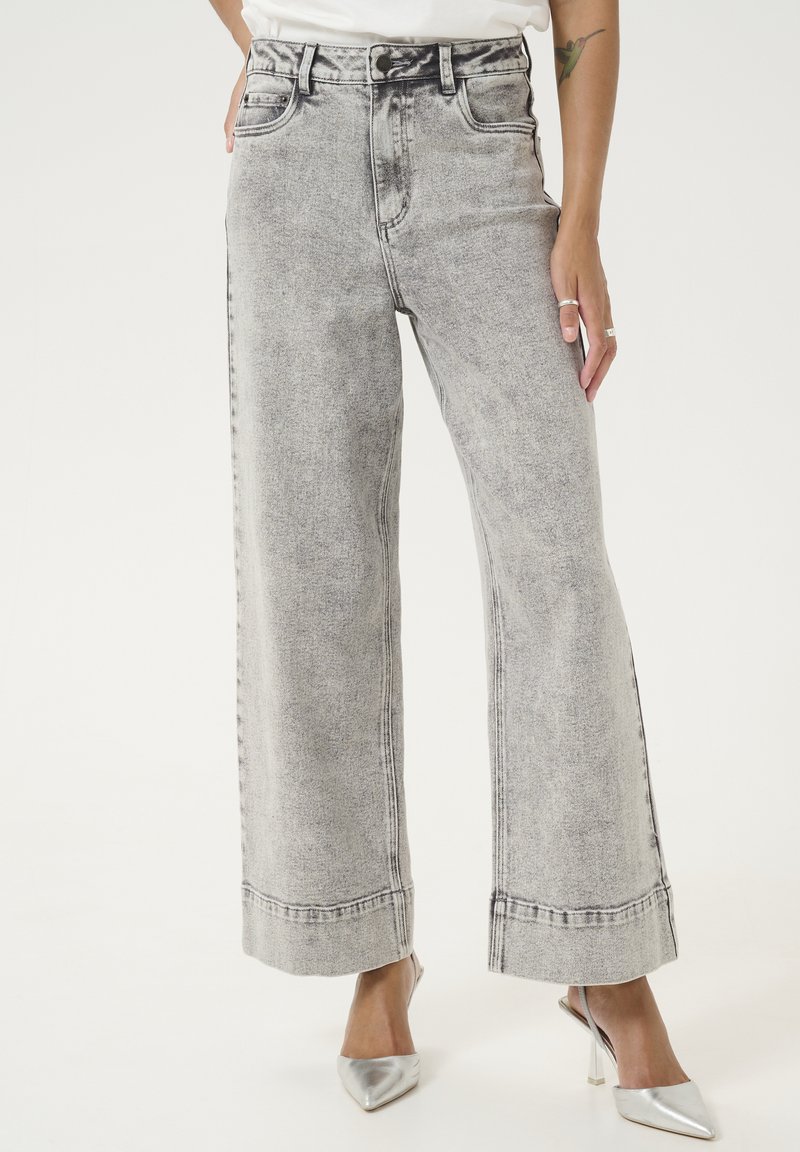 Bredde grå denim jeans med en tekstureret finish, der har forlommer, en knaplukning og en lige kant.