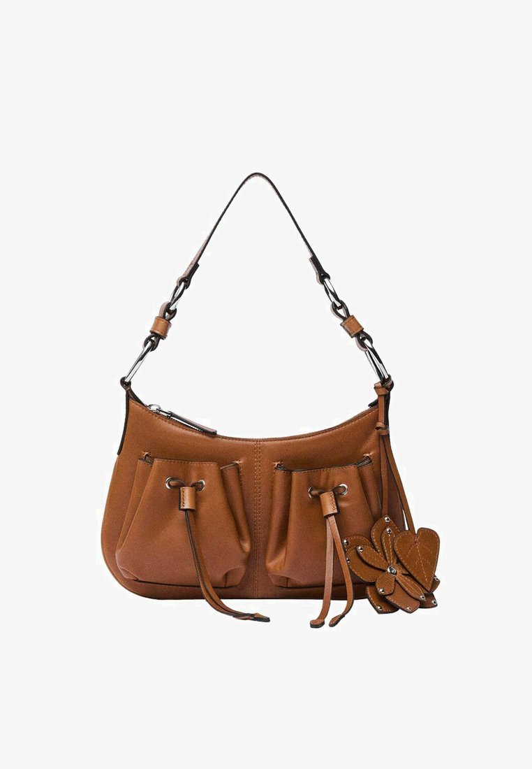 Brązowa skórzana torba na ramię z dwoma przednimi kieszeniami i sznurkiem do zaciągania. Posiada dekoracyjny akcent w postaci kwiatu. Gładka tekstura, zaokrąglony kształt.