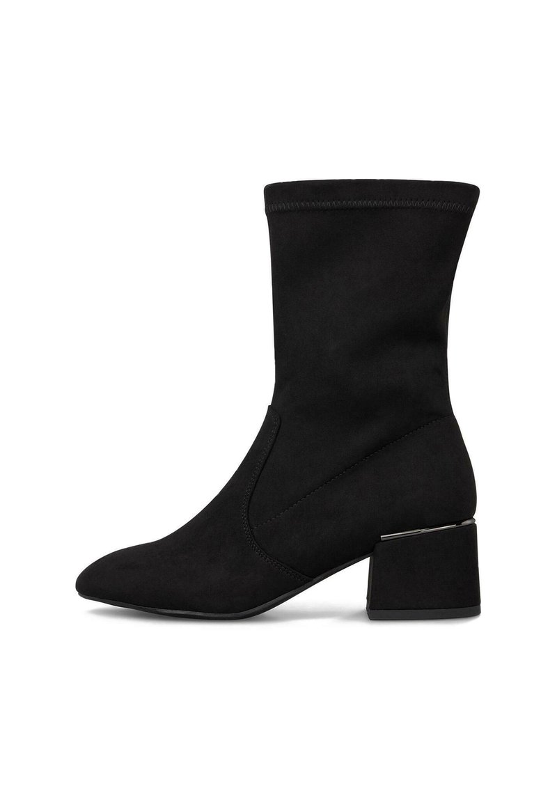 Botín negro de mujer hasta la mitad de la pantorrilla con punta afilada, tacón cuadrado y textura suave, mostrado en perfil lateral contra un fondo blanco.
