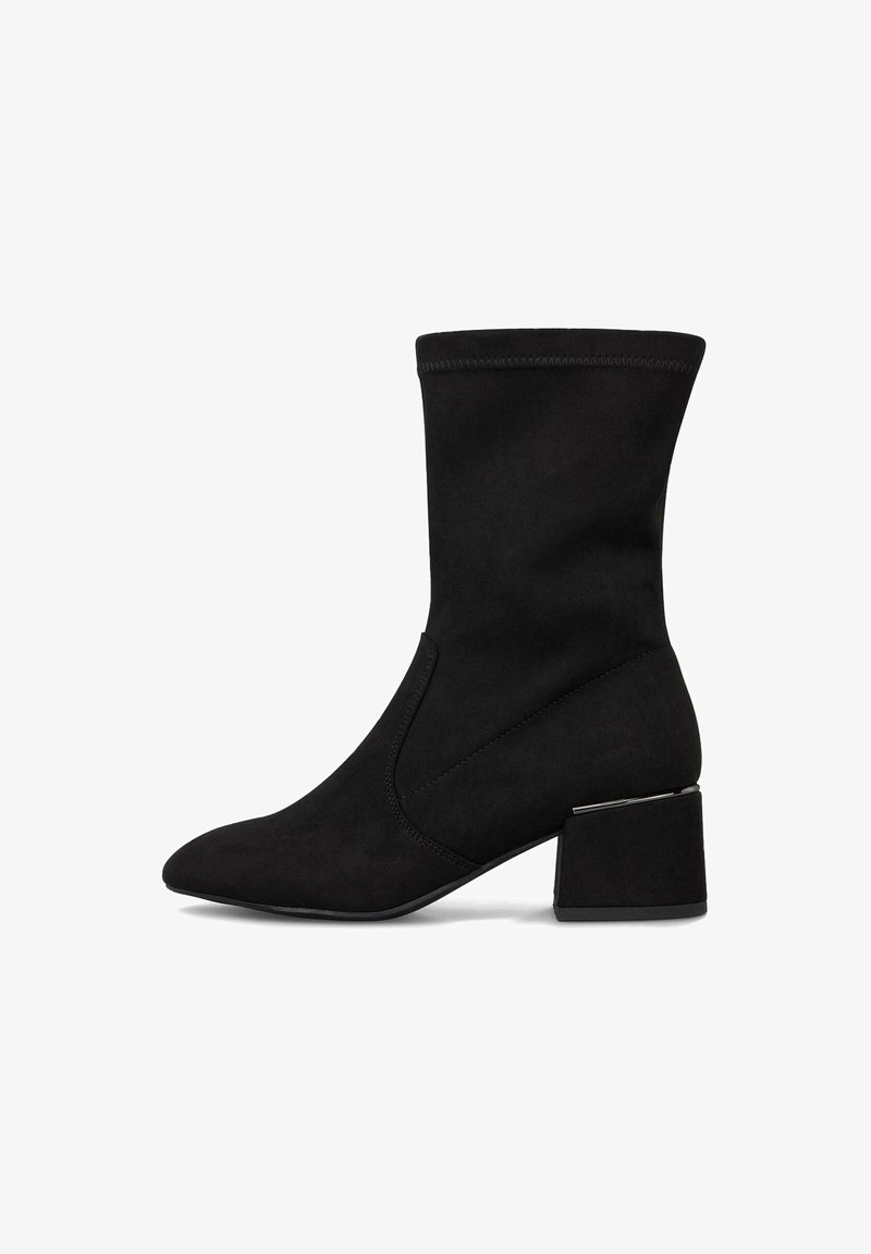 Botín negro de mujer hasta la mitad de la pantorrilla con punta afilada, tacón cuadrado y textura suave, mostrado en perfil lateral contra un fondo blanco.
