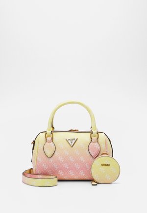 Guess handtas met een verloop van roze naar geel, voorzien van dubbele handvatten, een afneembare band en een bijpassend rond muntenportemonneetje, met een logopatroon en gouden accenten.