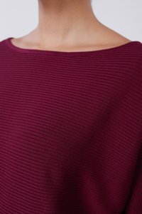 Μπορντό πλεκτό πουλόβερ με ριμπ υφή και φαρδύ ντεκολτέ, με ελαφρώς χαλαρή εφαρμογή και απαλό ύφασμα.