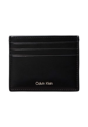 Tarjetero de cuero negro con tres ranuras horizontales para tarjetas y el logo "Calvin Klein" en plata en la parte inferior central.