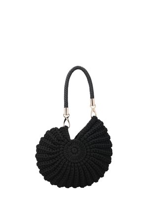 Geantă de mână neagră țesută, cu design circular canelat și mâner scurt împletit, atașat cu cleme aurii.