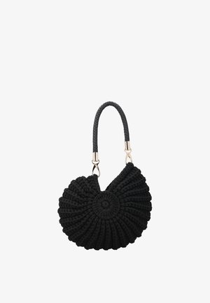 Geantă de mână neagră țesută, cu design circular canelat și mâner scurt împletit, atașat cu cleme aurii.
