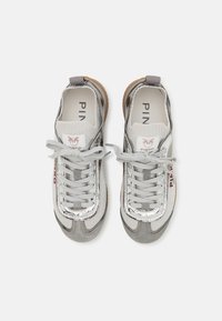 Harmaat ja valkoiset tennarit, joissa on teksturoitu kangasosa, hopeiset yksityiskohdat, pyöreät nauhat ja kumipohja, jossa on näkyvissä "PINKO"-logo.
