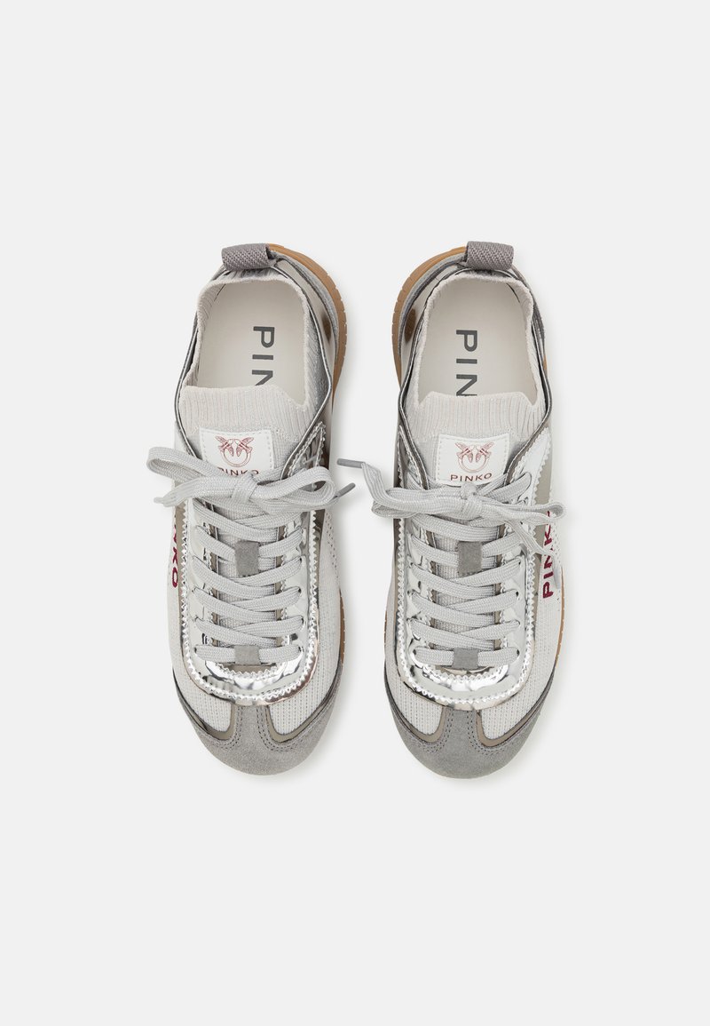Graue und weiße Sneaker haben ein Obermaterial aus strukturiertem Stoff, silberne Akzente, runde Schnürsenkel und eine Gummisohle mit sichtbar eingeprägtem "PINKO"-Logo.