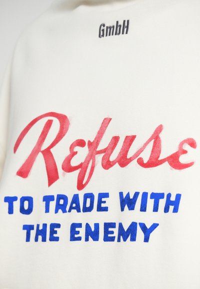 Witte hoodie met vetgedrukte tekst: "Weiger" in rode cursieve letters en "GEEN HANDEN KOPEN MET DE TEGENSTANDER" in blauwe blokletters. Logo "GmbH" boven de tekst.