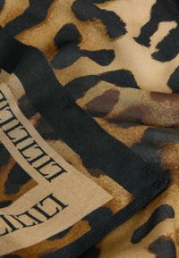 Eșarfă cu imprimeu leopardo, prezentând o combinație de nuanțe de bej, negru și maro, cu o textură netedă și un tiv negru.
