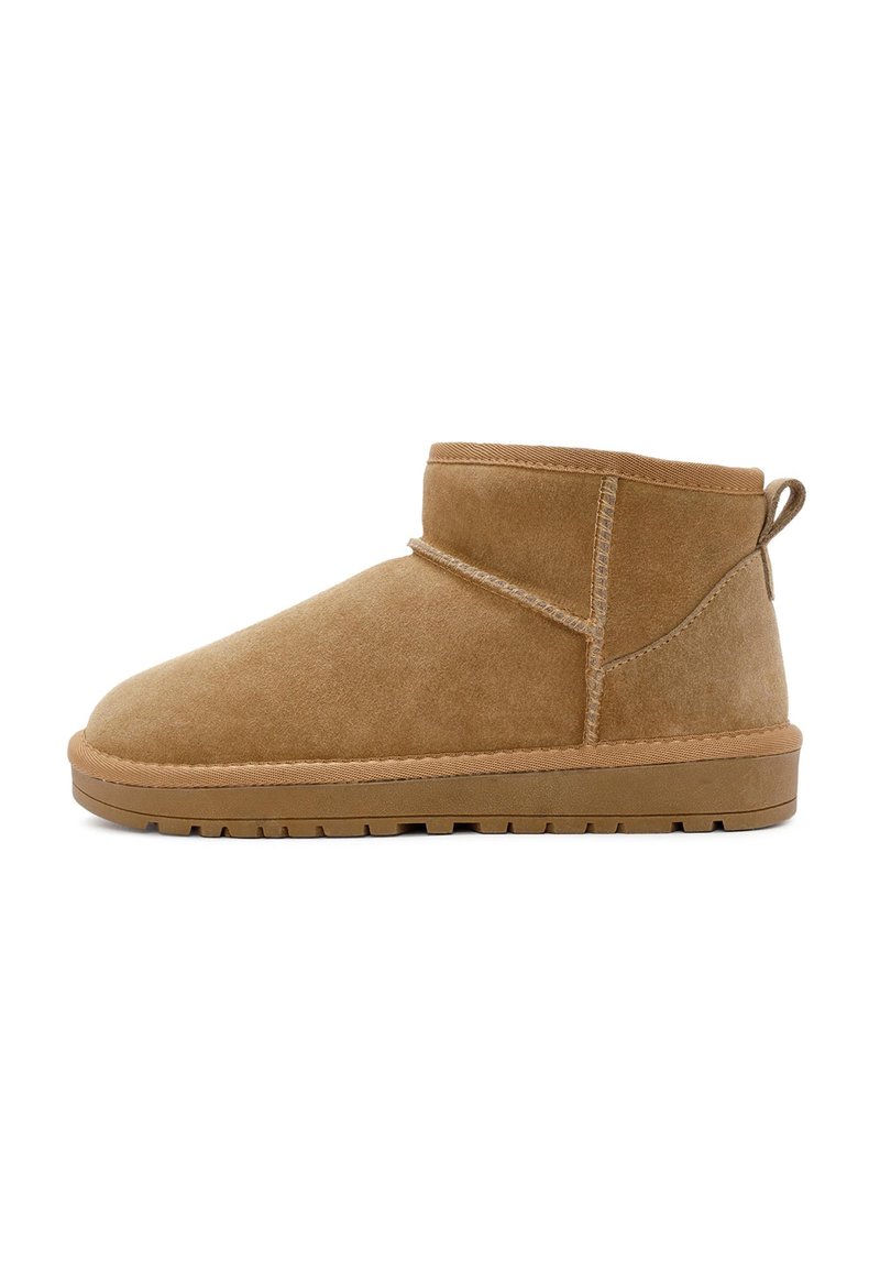 Helle Wildleder-Ankle-Boots mit runder Zehenpartie, glatter Textur, sichtbaren Nähten und einer Schlaufe auf der Rückseite für einfachen Einstieg. Flache Gummisohle.