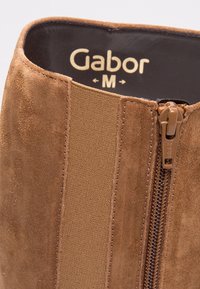 Bruna ankelboot i mocka med sidogömning och elastisk panel, märkt storlek M och varumärke Gabor inuti.