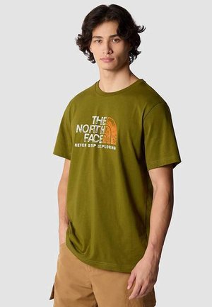 T-shirt in cotone verde oliva con maniche corte, con il logo "THE NORTH FACE" in bianco e arancione, accompagnato dal testo "NEVER STOP EXPLORING."