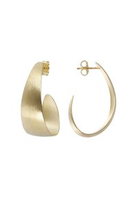 Orecchini dorati con una finitura spazzolata. Un orecchino presenta un design curvo a spirale; l'altro ha una forma di cerchio allungato e liscio.