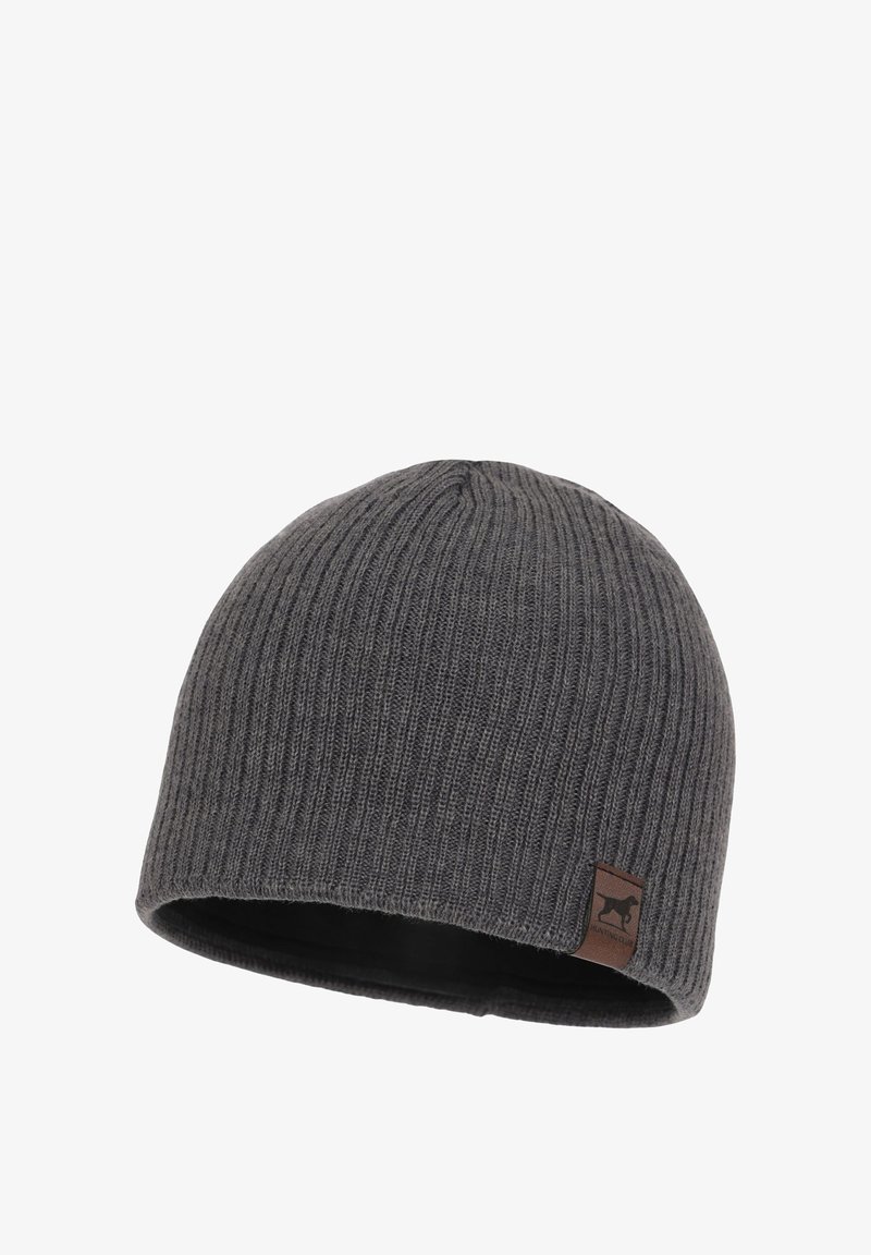 Donkergrijze geribbelde gebreide muts met een klein bruin label waarop een honden silhouet en de tekst "Hunting Club" aan de rand staan.