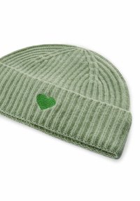 Groene geribbelde gebreide beanie met een getextureerde stof en een hartvormige groene borduurselaccent op de omslag.