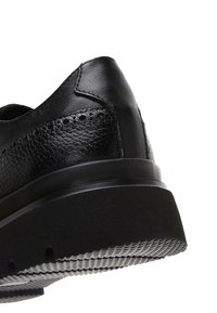 Derimod Derbies & Richelieus - black
