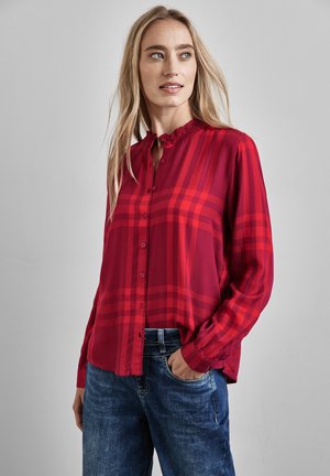 Rode geblokte blouse met een ruffled kraag, lange mouwen en een losse pasvorm. Draagt bij blauwe jeans en heeft een gestructureerde stof.