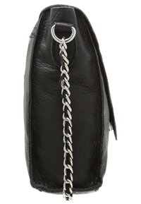 Sort læderhåndtaske med en struktureret overflade, sølv kæde-rem og en firkantet form. Ingen synlige logoer eller mønstre.